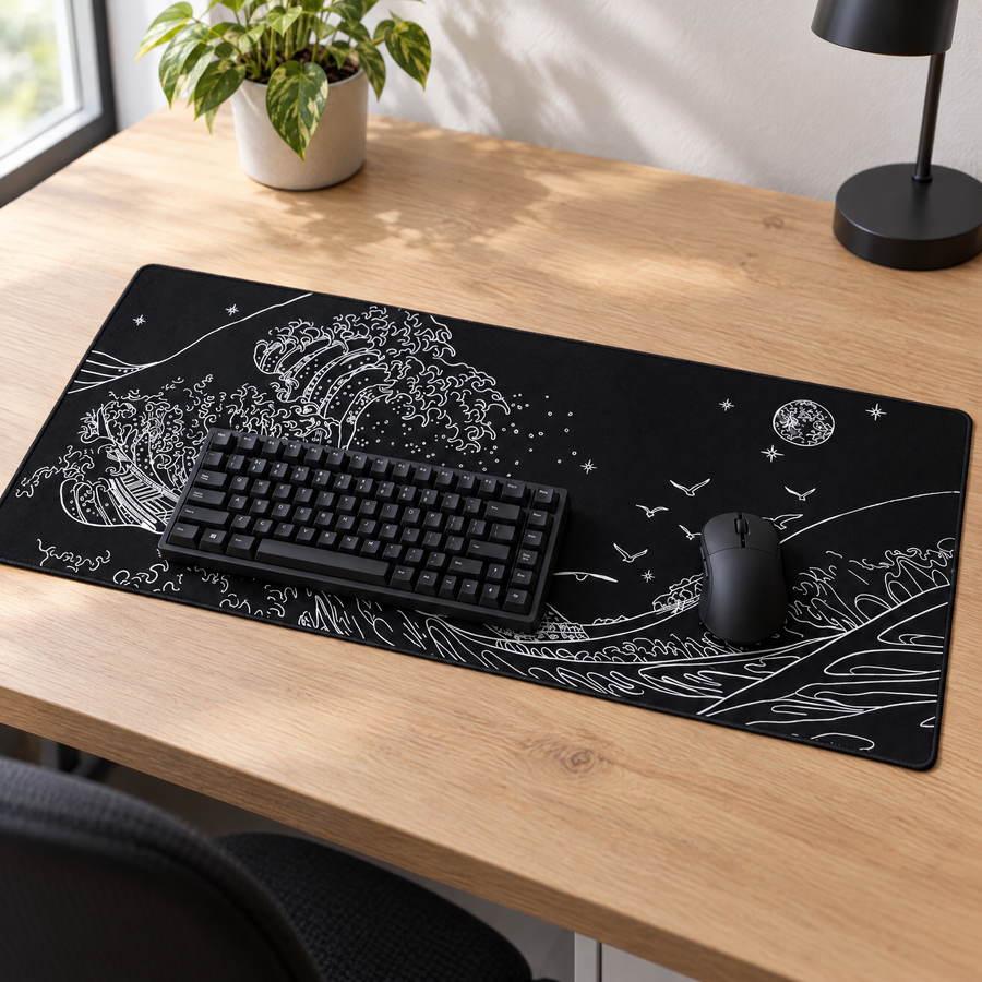 Zwarte Golf muismat op een houten bureau met toetsenbord en muis